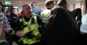 İngiltere'de polisten öğrencilere sert müdahale