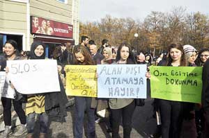 ÖĞRENCİLERDEN PROTESTO!