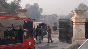 Pakistan'da 141 kişinin öldüğü okulda bomba sesi duyuldu