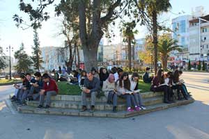 Farkındalık oluşturmak için parkta kitap okudular