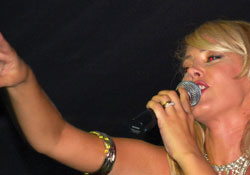 Petek Dinçöz Sinopluları coşturdu