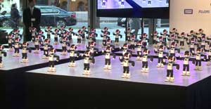 Japonya'da 100 adet insansı robot dans etti