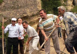 İşçilerle beton kırdı