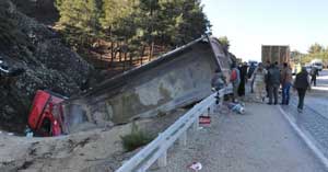 Devrilen TIR'ın şoförü sıkışıp, yaralandı