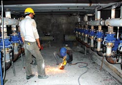 Şehit erin Türk bayrağına sarılı tabutu, annesi, akrabaları ve arkadaşla