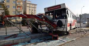 İşçi servisine çarptı, tramvay durağına girdi