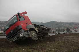 Yükü kayan TIR orta refüje devrildi