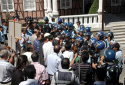 İtfaiyeciler polis engeline takıldı