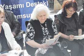 Cadde Üzerinde Oturup Kitap Okudular