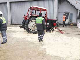 Traktör denize uçtu: 1 ölü