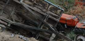 Samsun'da Kum Yüklü Traktör Devrildi:1 Ölü, 1 Yaralı