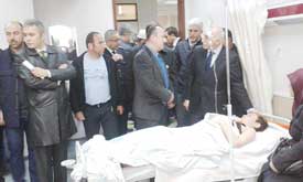 Vali Şahin kazazede öğrencileri hastanede ziyaret etti