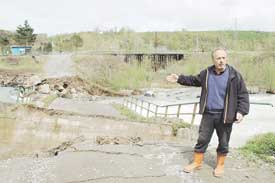 Baraj suları köprüyü yıktı