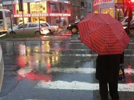 BULVARDAKİ ÇUKURLAR VATANDAŞI BIKTIRDI!..