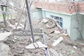 Duvar evin üstüne yıkıldı