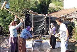 Kadınlar kış hazırlığında