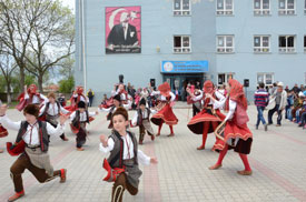 Dünya çocukları Çorlu'da halk dansları gösterisi yaptı