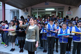 110 ortaokul öğrencisinden oluşan orkestra İstiklal Marşı'nı seslendiriyor