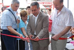 İşiitme engelliler kermes açtı