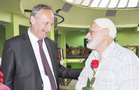 Özden, yaşlıları unutmadı