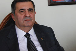Adaylar binicinin önünden geçecek
