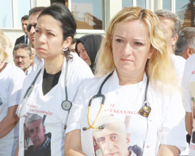 Öldürülen doktor için kanlı önlüklü protesto