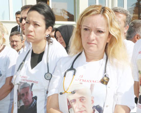 Öldürülen doktor için kanlı önlüklü protesto