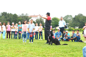 Öğrenciler, Eğitimli Köpekleri İlgiyle Takip Etti