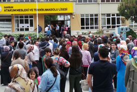 Veliler, heyecanla okul önünde sınava giren çocuklarını bekledi