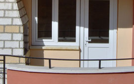 Balkondan düşerek yaralandı