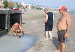 Denize pislik akıyor