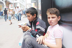 Suriyeli çocuklar mendil satarak ailelerine destek oluyor