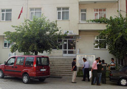 Kaymakamlık binasını soydular