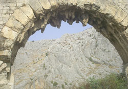 Tarihi su kemerini parçaladılar