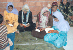 Fındıkgöçerlere kitap dağıtıldı
