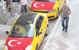 Taksi şoförleri otomobillerini Türk bayrağı ile kapladı