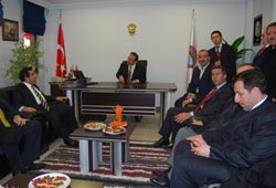 Geçici binaya görkemli tören