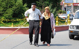 Otomobil, traktörü devirdi