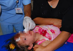 Küçük kız ağaçtan düşerek yaralandı