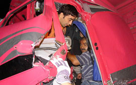 Kamyon sürücüsü zor kurtuldu