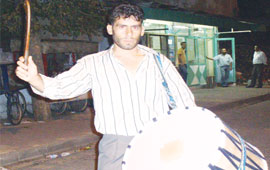 Davulcular mesaiye başladı