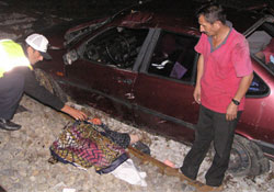 Otomobil demiryoluna uçtu