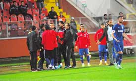 KARABÜKSPOR KULÜBESİ YAN HAKEMİ ABLUKA ALTINA ALDI