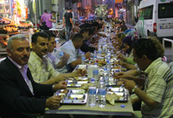 Tek sofrada 600 kişi iftar yaptı