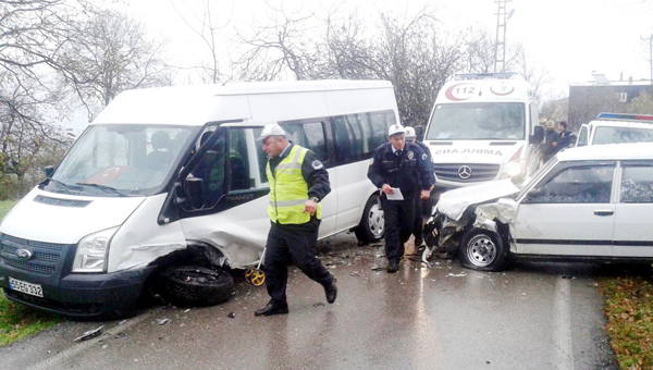 Servis minibüsü ile otomobil çarpıştı: 3'ü öğrenci 7 yaralı