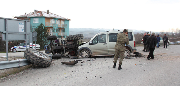 Hafif ticari araçla traktör çarpıştı:3 yaralı