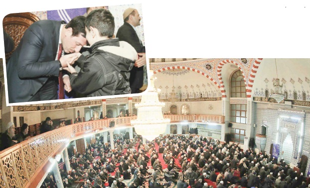 CAMİLER DOLDU TAŞTI