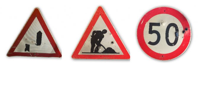 MAGANDALAR TRAFİK LEVHALARINI HEDEF ALDI