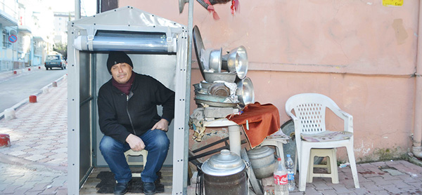 MÜŞTERİLERİNİ KULÜBEDE BEKLİYOR