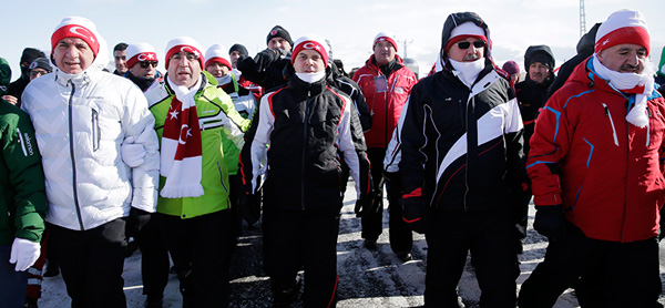 BINLERCE GENÇ  ECDADI İÇİN YÜRÜDÜ